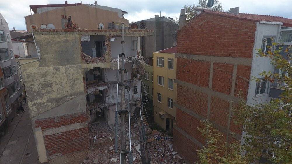 Sinop’ta temelinde kayma meydana gelen binada yıkım işlemleri başladı