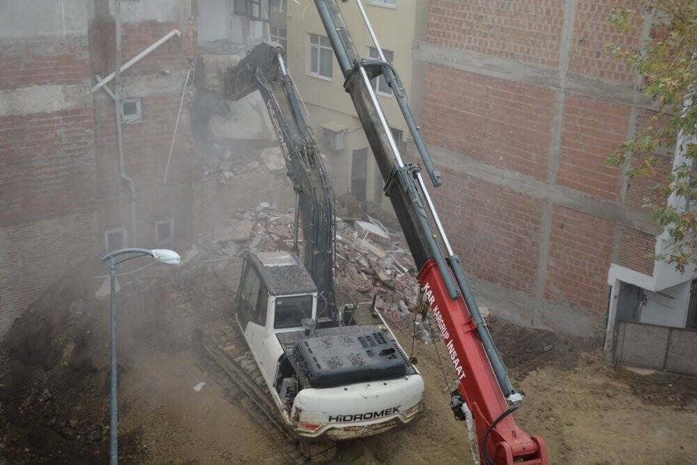 Sinop’ta temelinde kayma meydana gelen binada yıkım işlemleri başladı