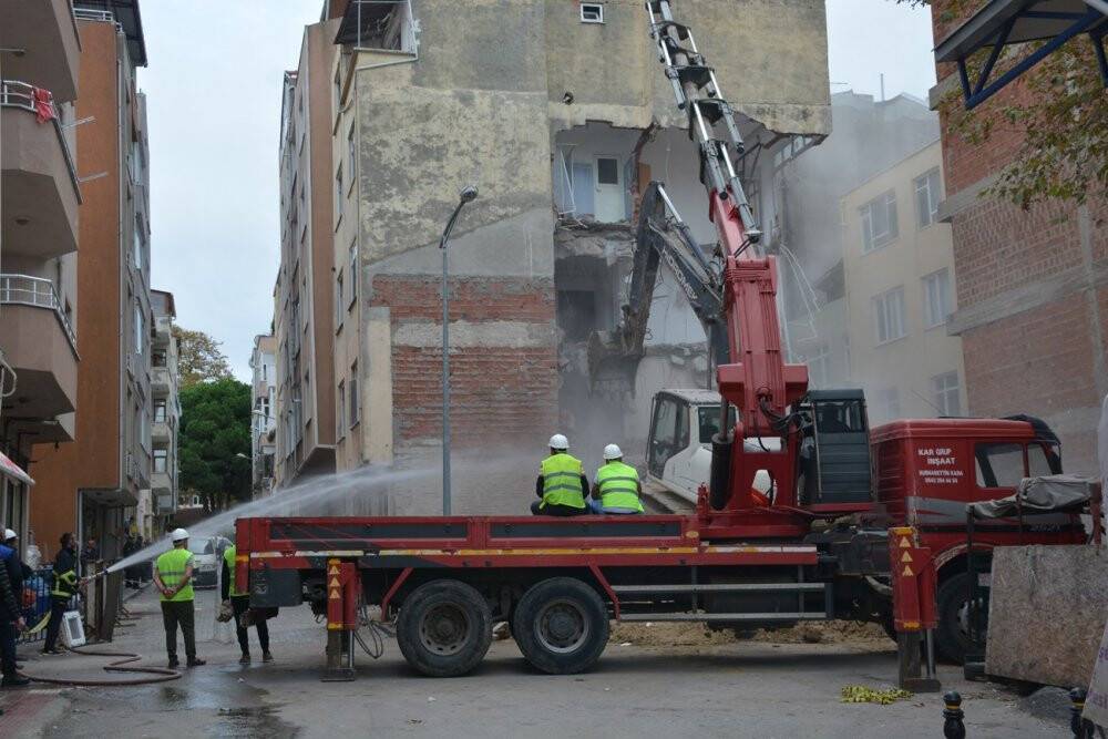 Sinop’ta temelinde kayma meydana gelen binada yıkım işlemleri başladı