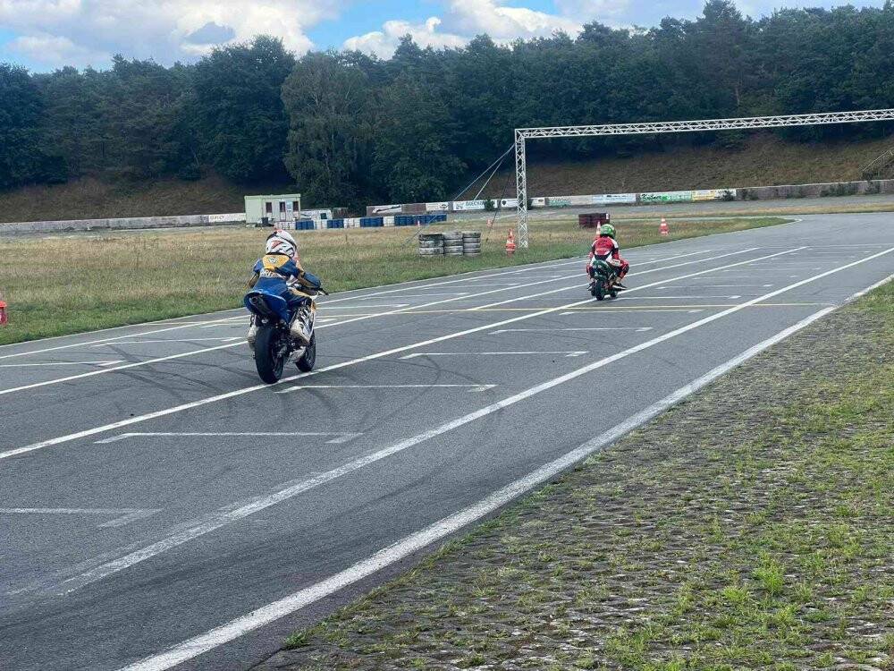 Almanya’da 6 yaşındaki Kenan motor yarışlarına katılıyor