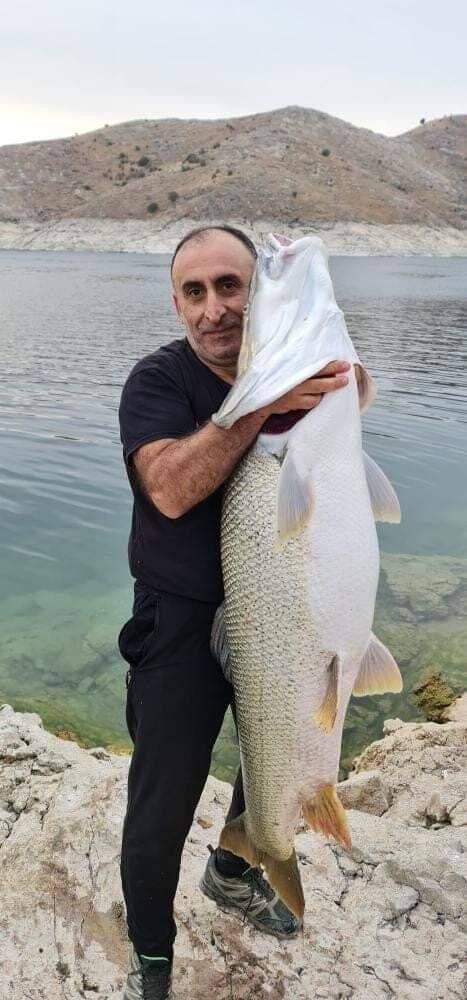 Balıkçılar, olta ile 1.5 metrelik balık tuttu