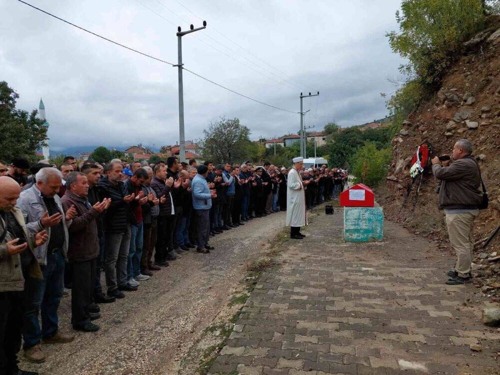 Beyin kanaması nedeniyle hayatını kaybeden polis memuru memleketinde toprağa verildi