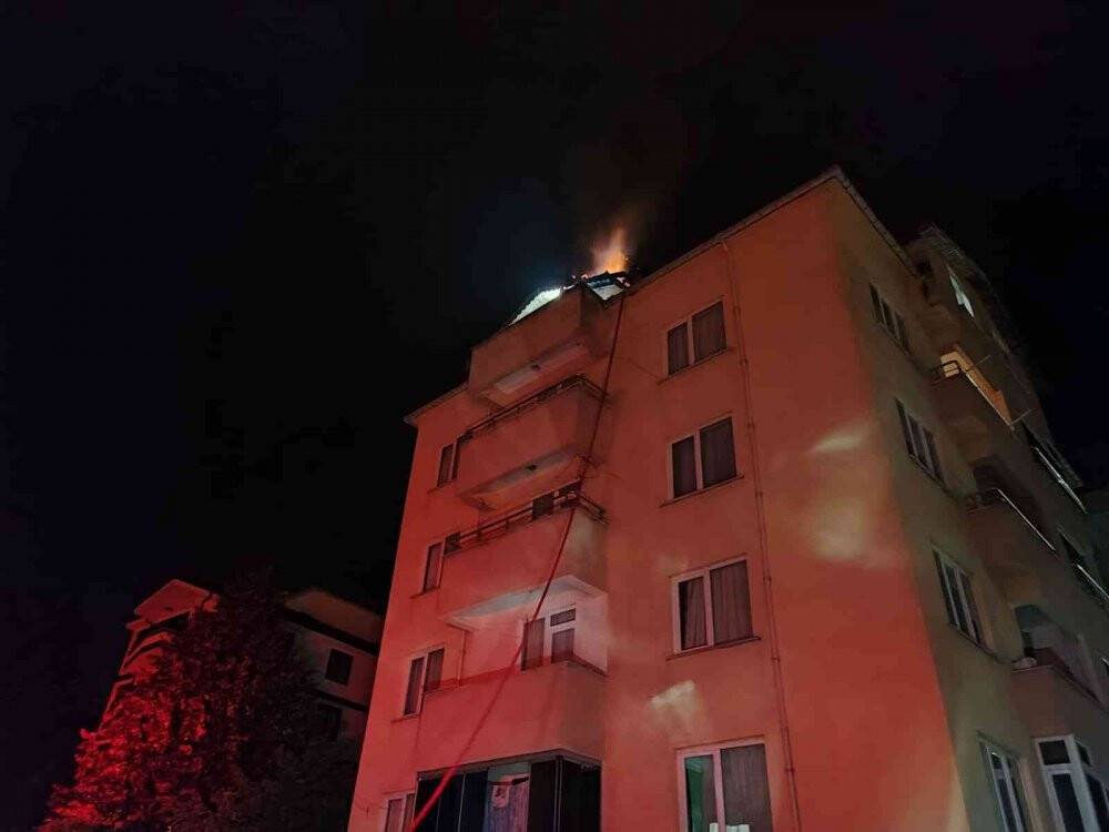 Kastamonu’da çatıda çıkan yangın büyümeden söndürüldü
