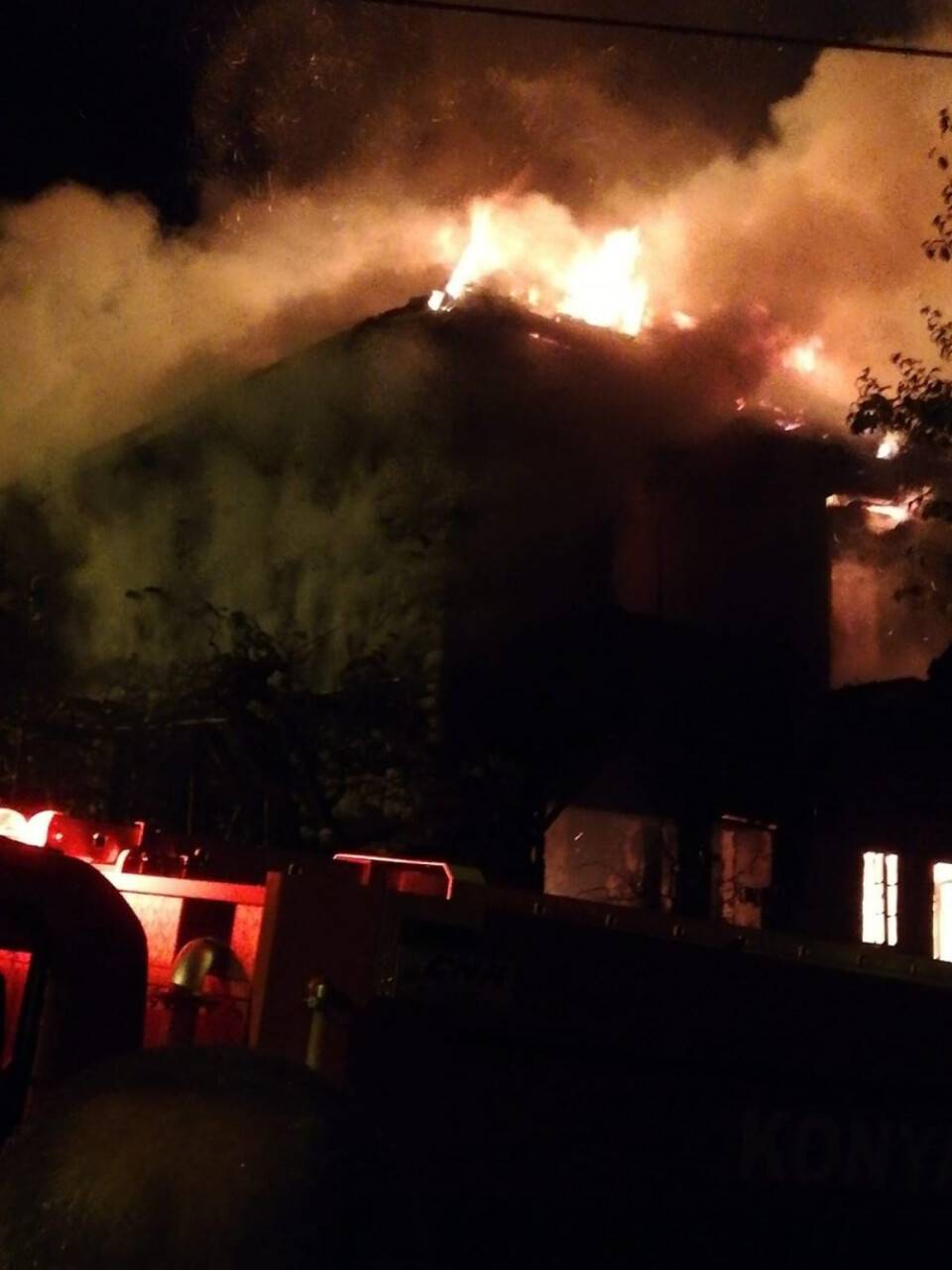 Konya’da metruk bina alevlere teslim oldu