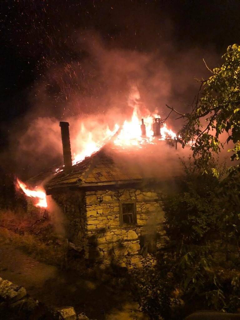 Konya’da metruk bina alevlere teslim oldu