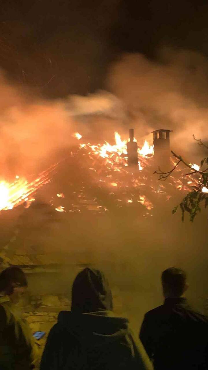 Konya’da metruk bina alevlere teslim oldu