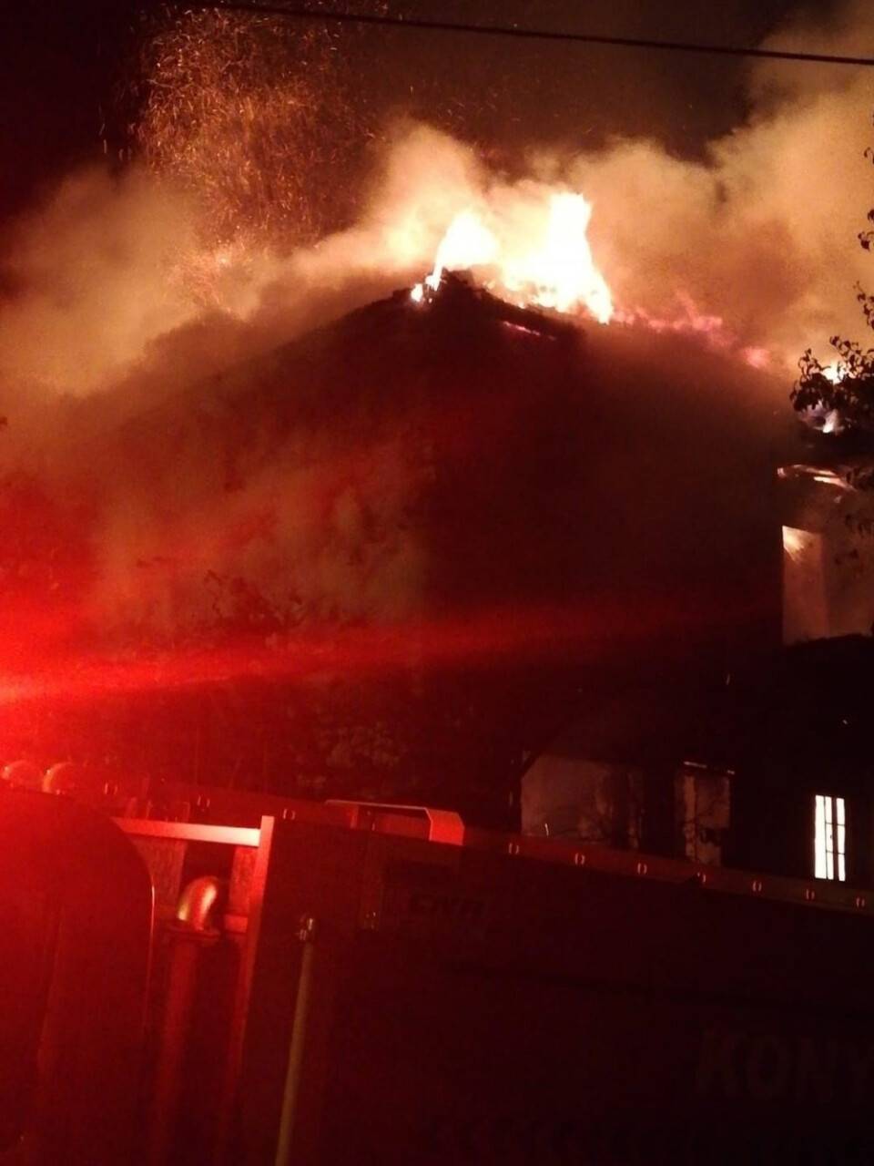 Konya’da metruk bina alevlere teslim oldu