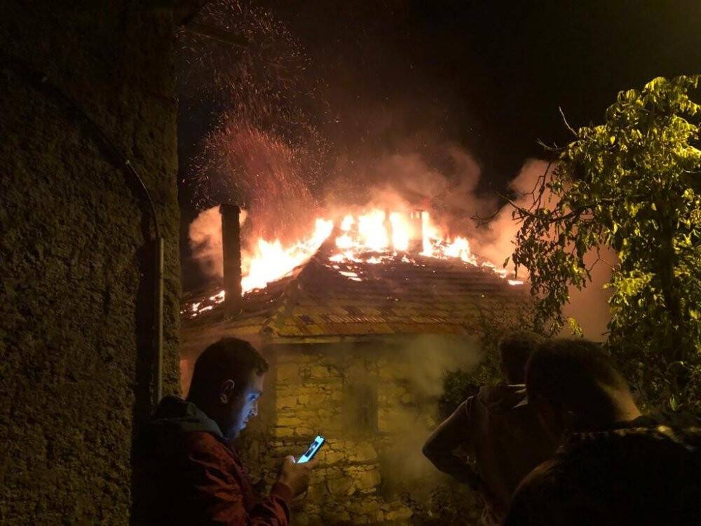 Konya’da metruk bina alevlere teslim oldu