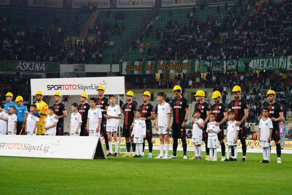 Konyaspor ve Gaziantep FK’lı futbolcular maça baretle çıktı