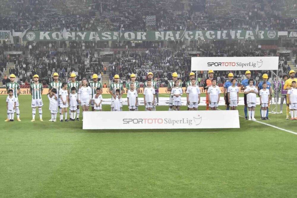 Konyaspor ve Gaziantep FK’lı futbolcular maça baretle çıktı