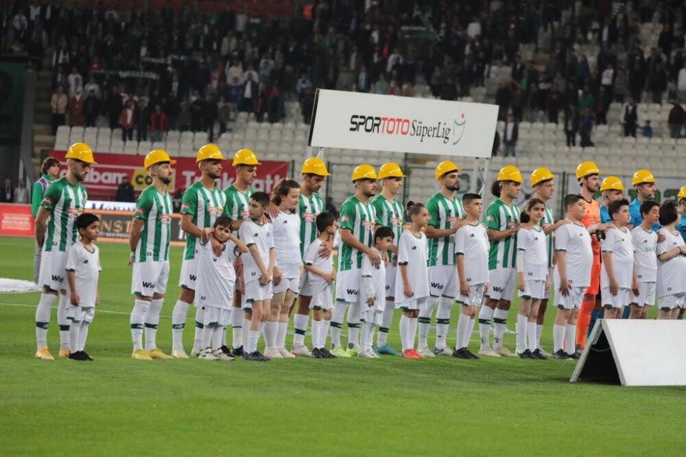 Konyaspor ve Gaziantep FK’lı futbolcular maça baretle çıktı