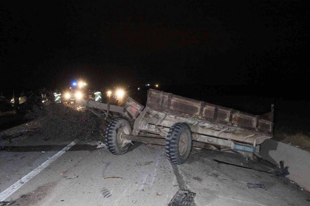 Otomobil traktör römorkuna arkadan çarptı: 4 yaralı