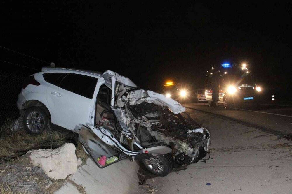 Otomobil traktör römorkuna arkadan çarptı: 4 yaralı