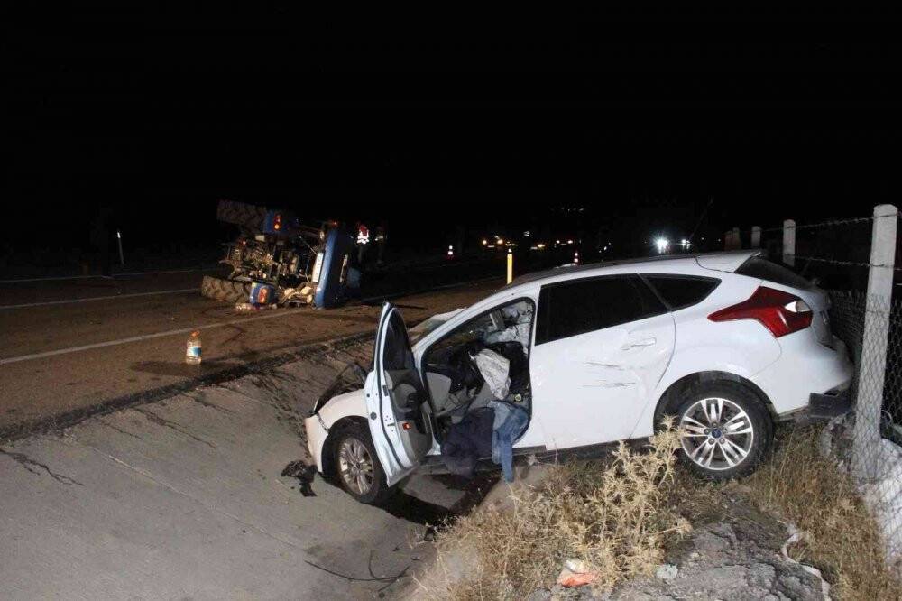 Otomobil traktör römorkuna arkadan çarptı: 4 yaralı