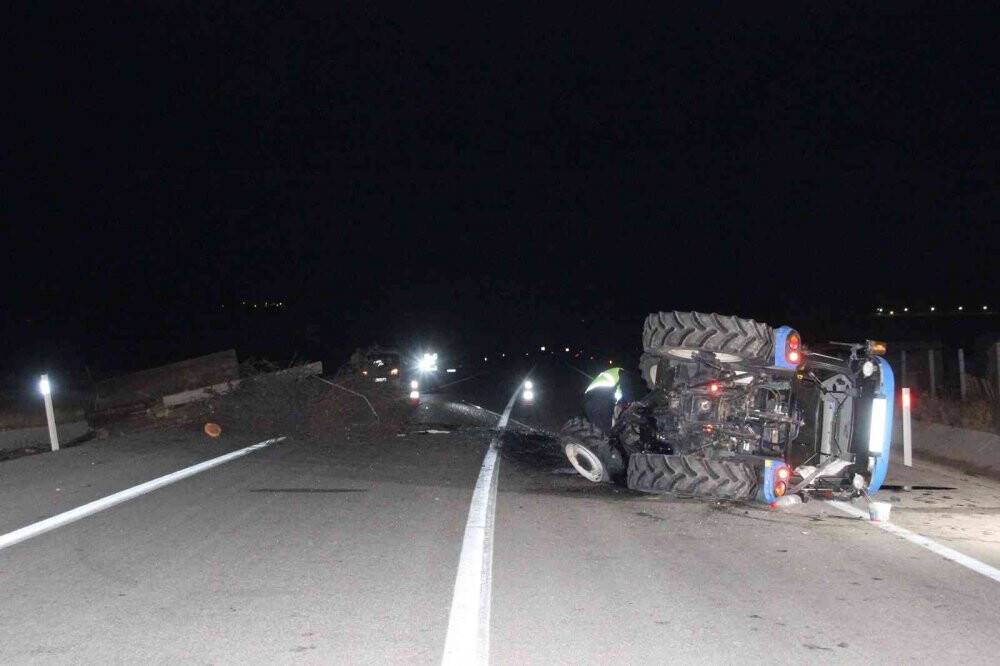 Otomobil traktör römorkuna arkadan çarptı: 4 yaralı