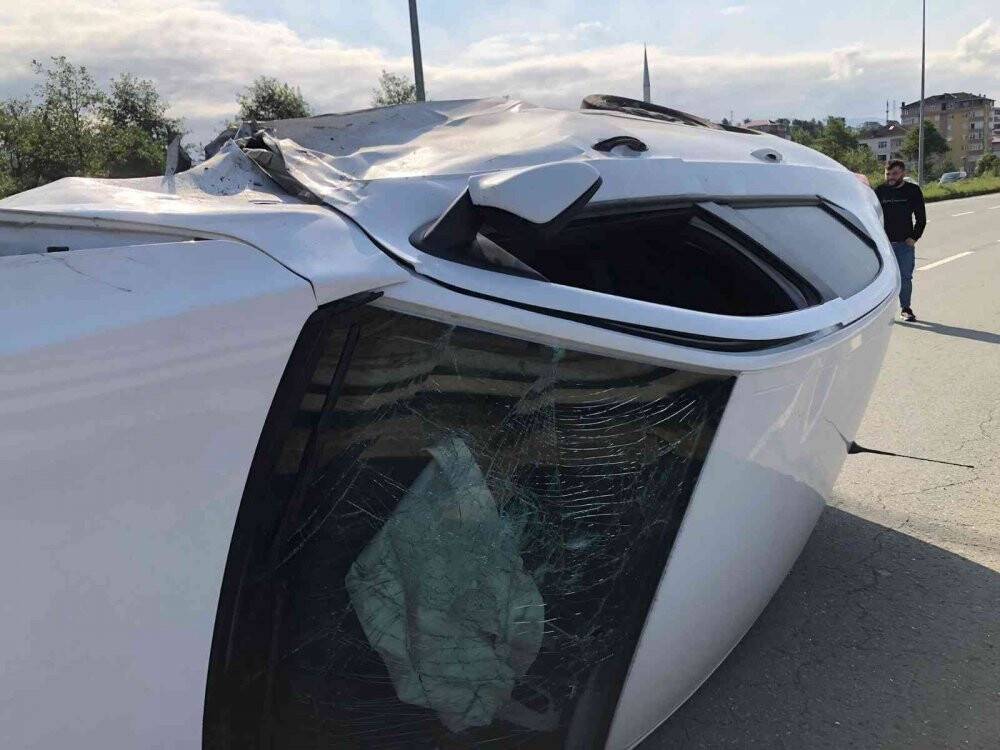 Rize’de park halindeki otomobile çarpıp takla attı: 2 yaralı