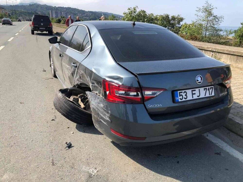 Rize’de park halindeki otomobile çarpıp takla attı: 2 yaralı