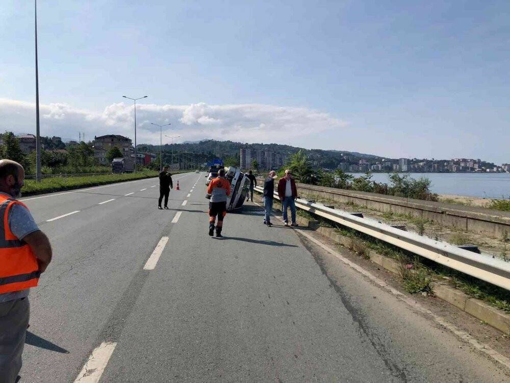Rize’de park halindeki otomobile çarpıp takla attı: 2 yaralı