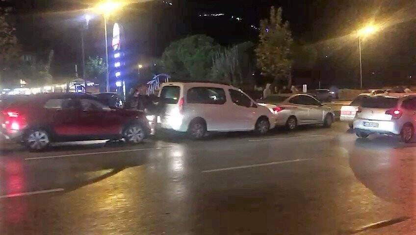 Yağışın ardından 10 aracın karıştığı zincirleme kazada 2 kişi yaralandı