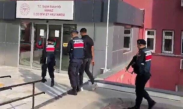 Yaşının 1,5 katı sabıkası olan hırsızlık zanlısı saklandığı çatıda yakalandı