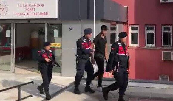 Yaşının 1,5 katı sabıkası olan hırsızlık zanlısı saklandığı çatıda yakalandı