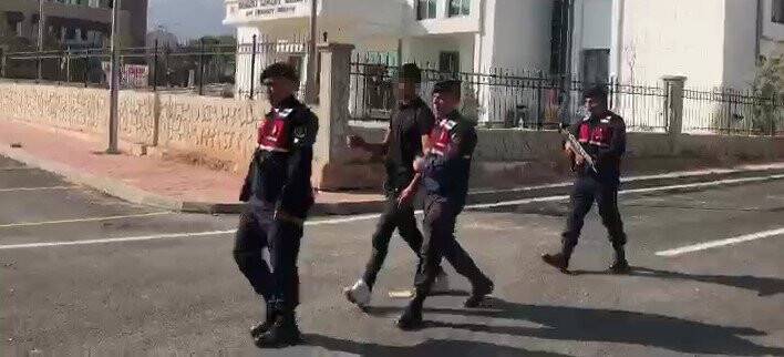 Yaşının 1,5 katı sabıkası olan hırsızlık zanlısı saklandığı çatıda yakalandı