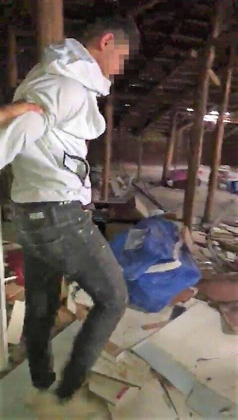 Yaşının 1,5 katı sabıkası olan hırsızlık zanlısı saklandığı çatıda yakalandı