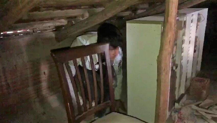 Yaşının 1,5 katı sabıkası olan hırsızlık zanlısı saklandığı çatıda yakalandı