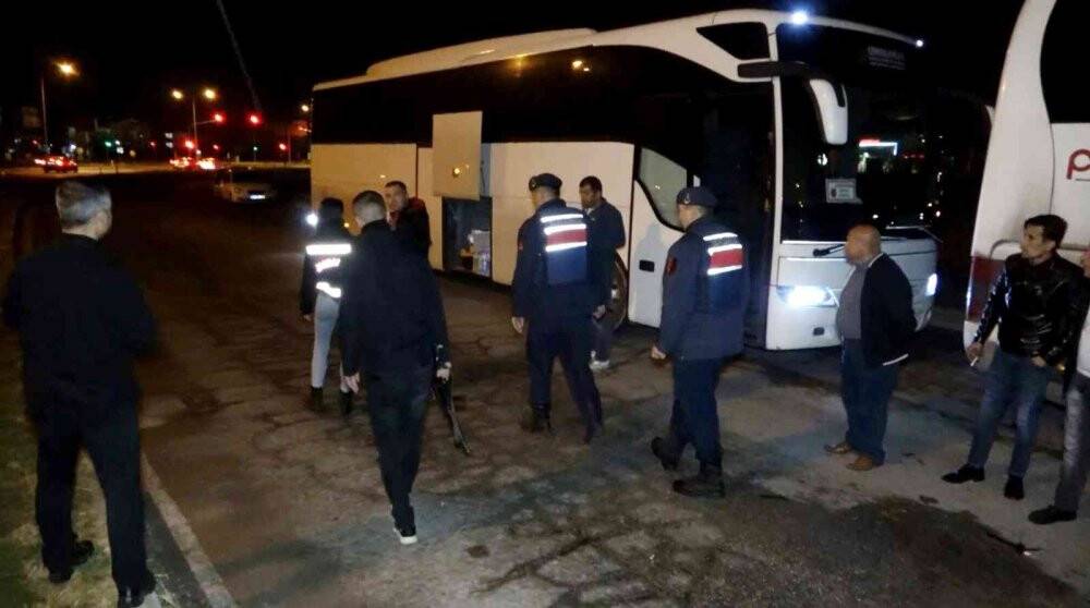 Aksaray-Konya Kara Yolu'nda  otobüsten kaçan sınır dışı mülteci emniyet ve jandarmayı alarma geçirdi