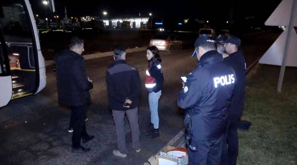 Aksaray-Konya Kara Yolu'nda  otobüsten kaçan sınır dışı mülteci emniyet ve jandarmayı alarma geçirdi