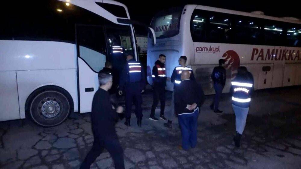 Aksaray-Konya Kara Yolu'nda  otobüsten kaçan sınır dışı mülteci emniyet ve jandarmayı alarma geçirdi