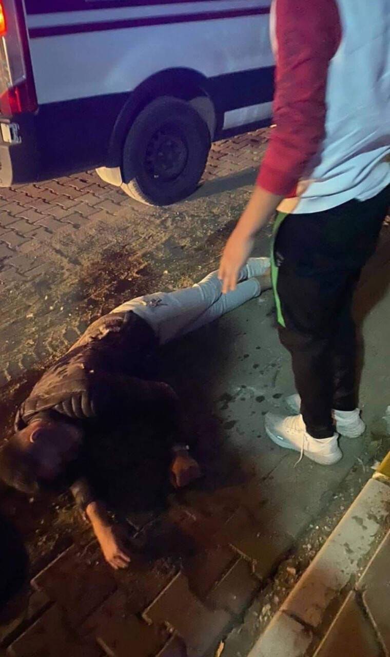 Motosikletiyle kum yığınına çarpan genç ağır şekilde yaralandı