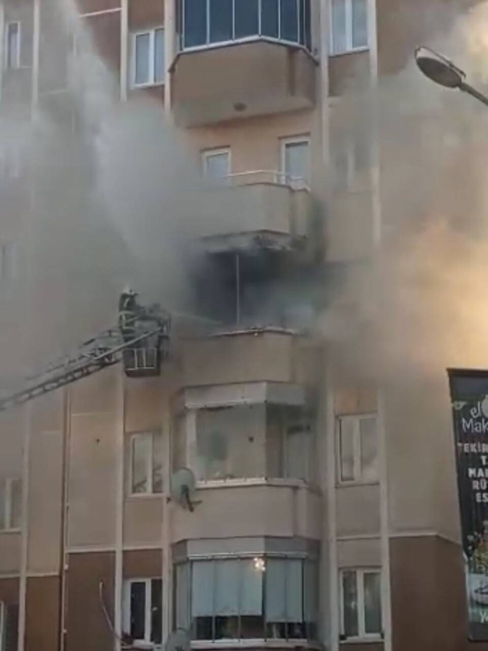 Tekirdağ’da korkutan yangın: İtfaiye erinin alevlerle mücadelesi kamerada