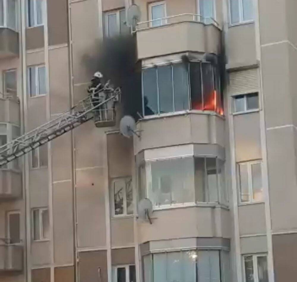 Tekirdağ’da korkutan yangın: İtfaiye erinin alevlerle mücadelesi kamerada