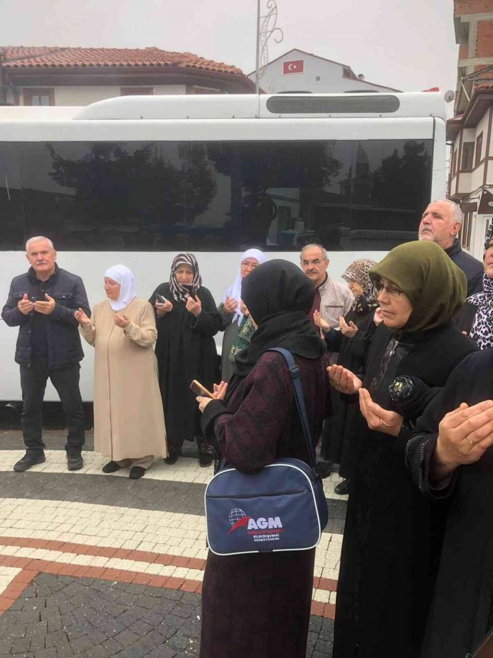 Umre yolcuları kutsal topraklara uğurlandı