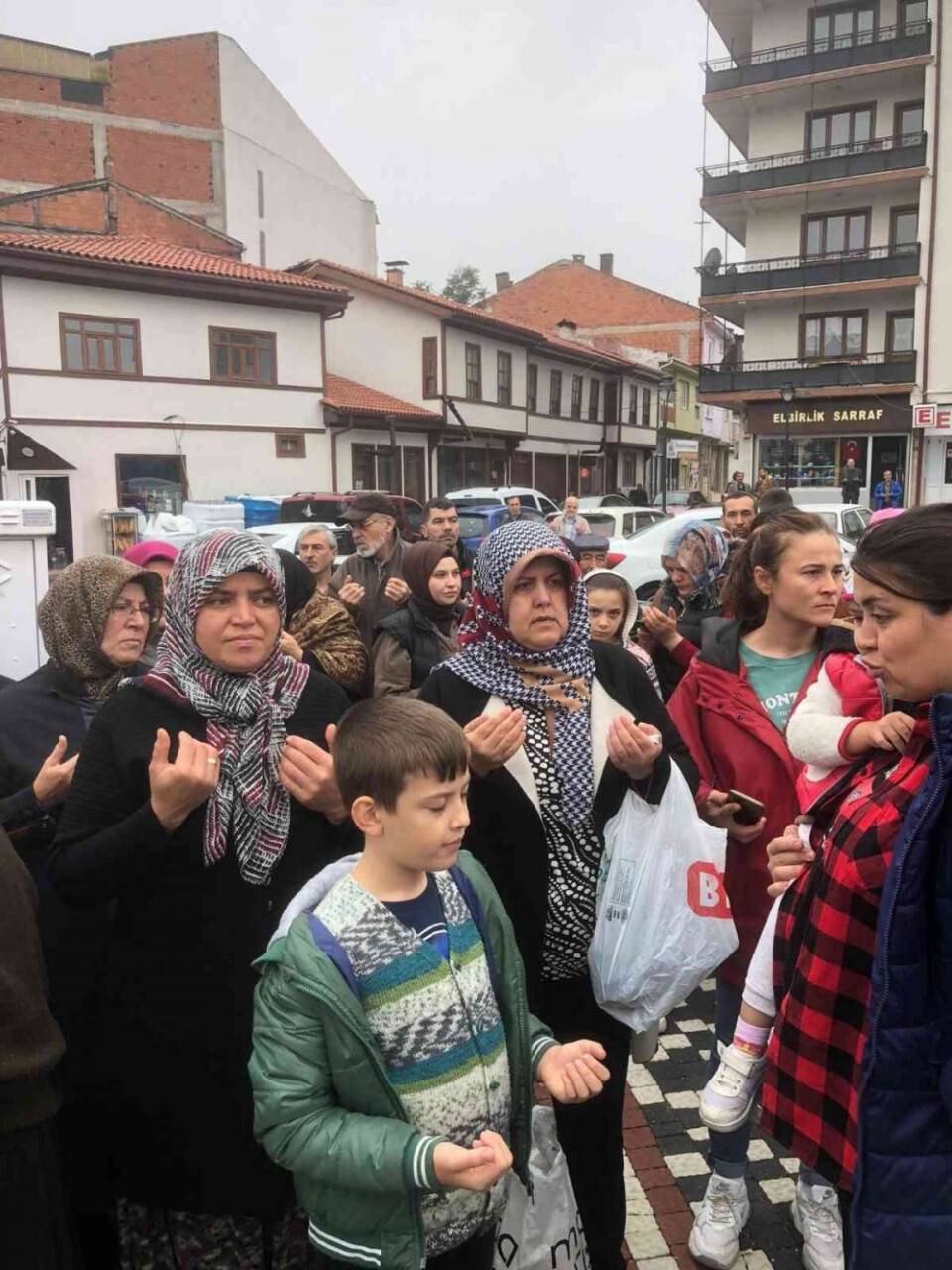 Umre yolcuları kutsal topraklara uğurlandı