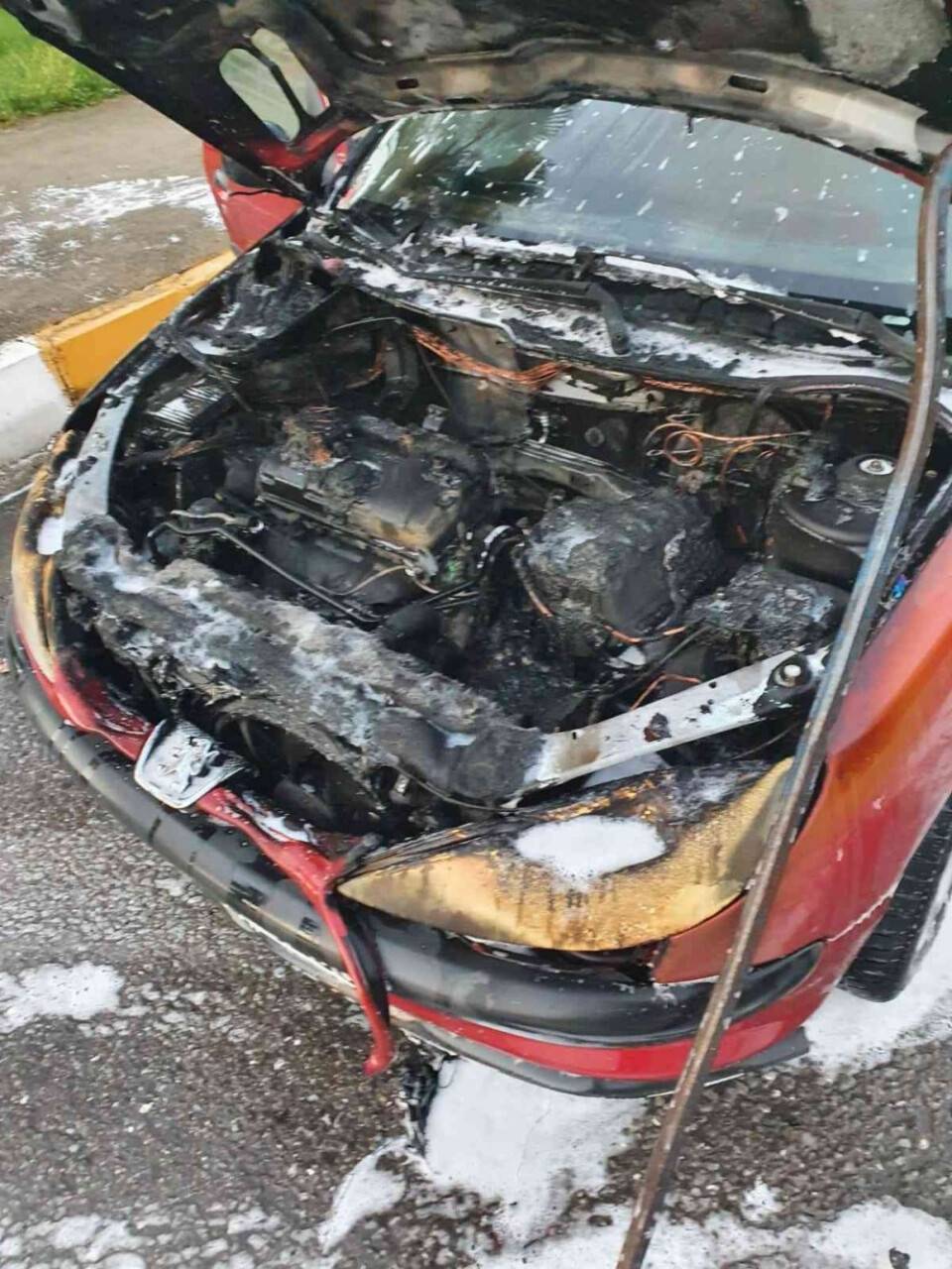 Akaryakıt istasyonlarının karşısında araç alev alev yandı