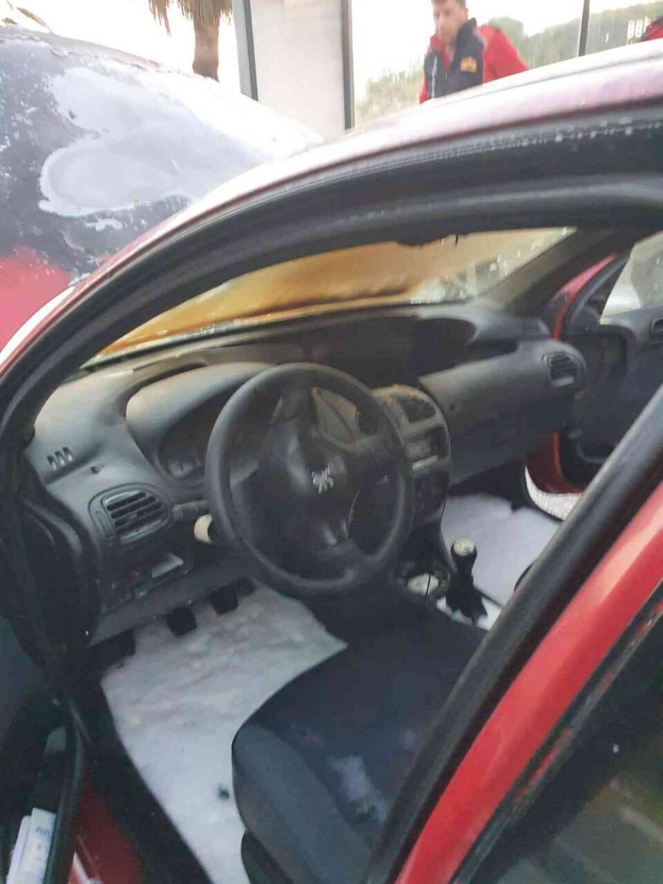 Akaryakıt istasyonlarının karşısında araç alev alev yandı