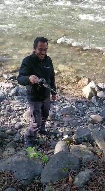 Alabalık tutmak istedi, oltasına yılan takıldı