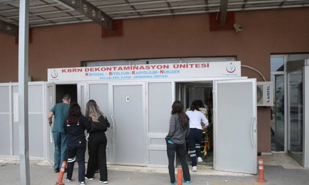 Kargo paketinde kimyasal sıvı patlaması: 2 yaralı