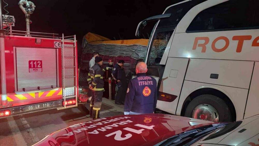 Amasya’da yolcu otobüsüyle kamyonun çarpıştığı kazada 2 kişi öldü, 20 kişi yaralandı