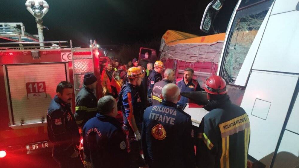 Amasya’da yolcu otobüsüyle kamyonun çarpıştığı kazada 2 kişi öldü, 20 kişi yaralandı