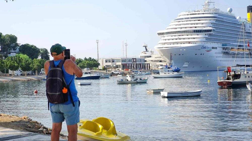 Dev gemiyi gören telefona sarıldı