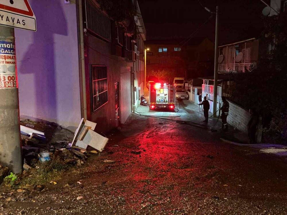 Dini içerikli kitapları ve eşyalarını yakarak balkondan aşağı attı, sonra da kendi evini yaktı