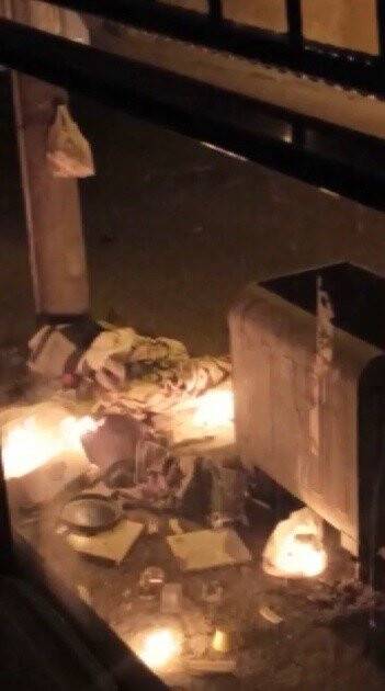 Dini içerikli kitapları ve eşyalarını yakarak balkondan aşağı attı, sonra da kendi evini yaktı