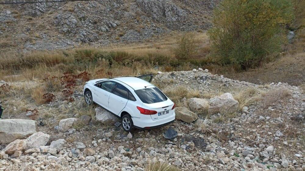 Düğüne giderken şarampole uçtular