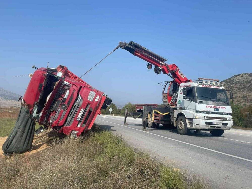 Kontrolden çıkan buğday yüklü tır şarampole devrildi