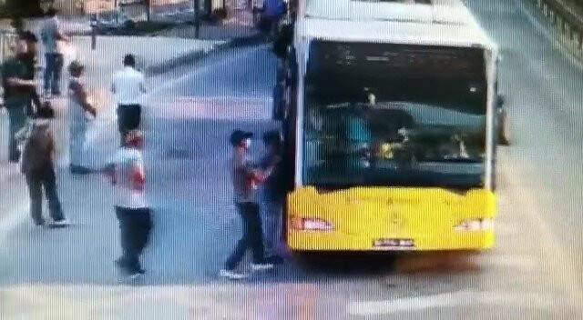 Otobüse binerken telefonu çalınan yolcunun o anları kamerada