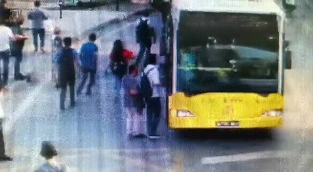 Otobüse binerken telefonu çalınan yolcunun o anları kamerada