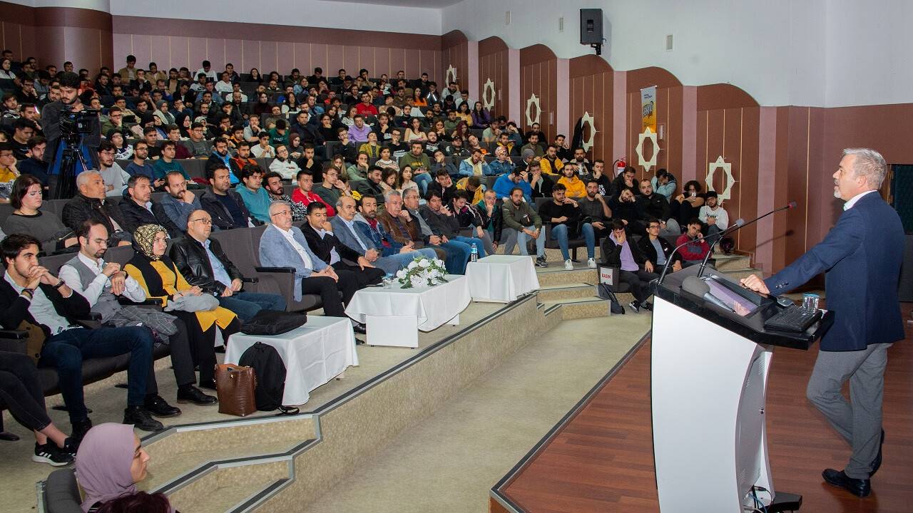 selcuk-universitesinde-girisimcilik-anlatildi-2.jpg